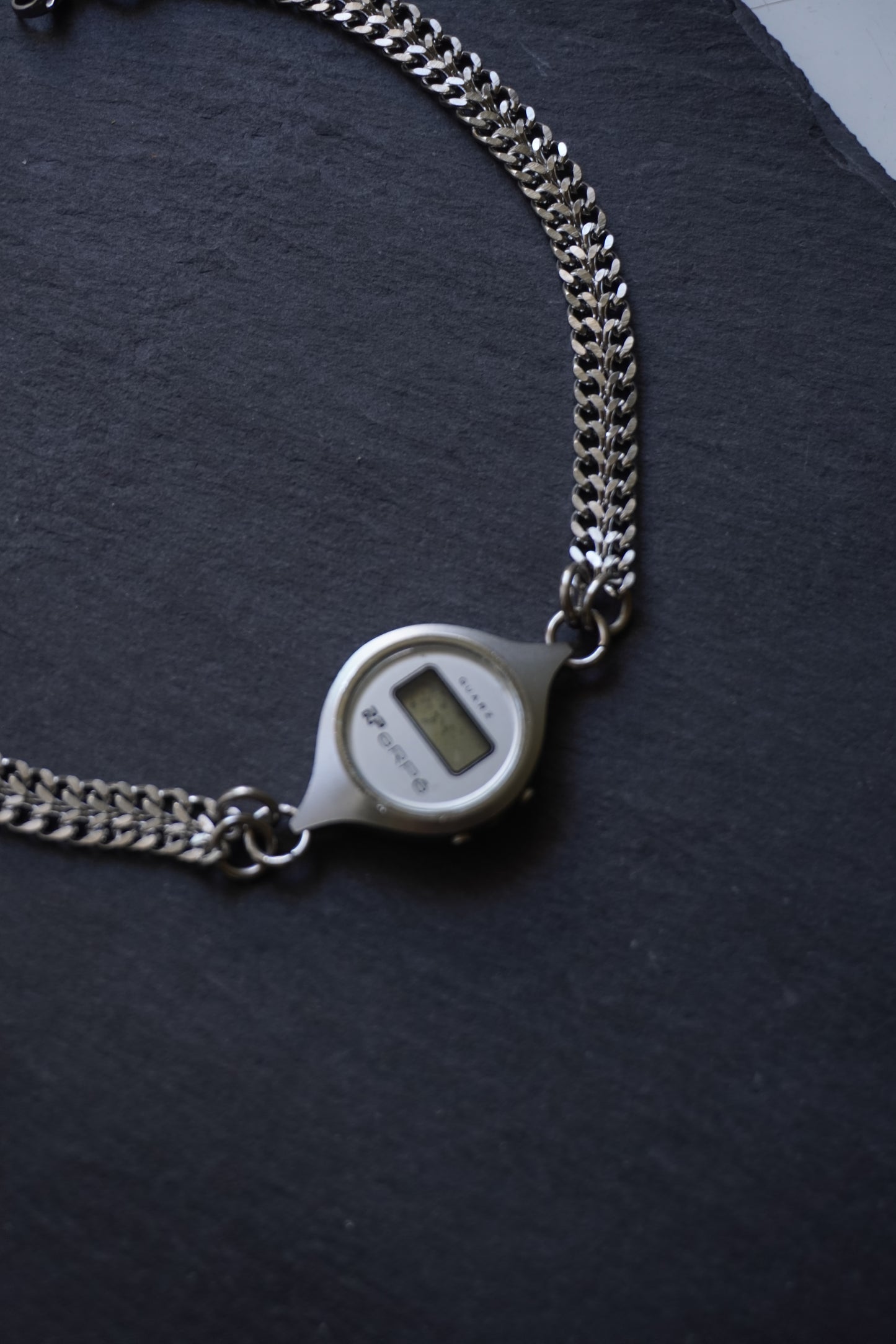 LA HORA chain