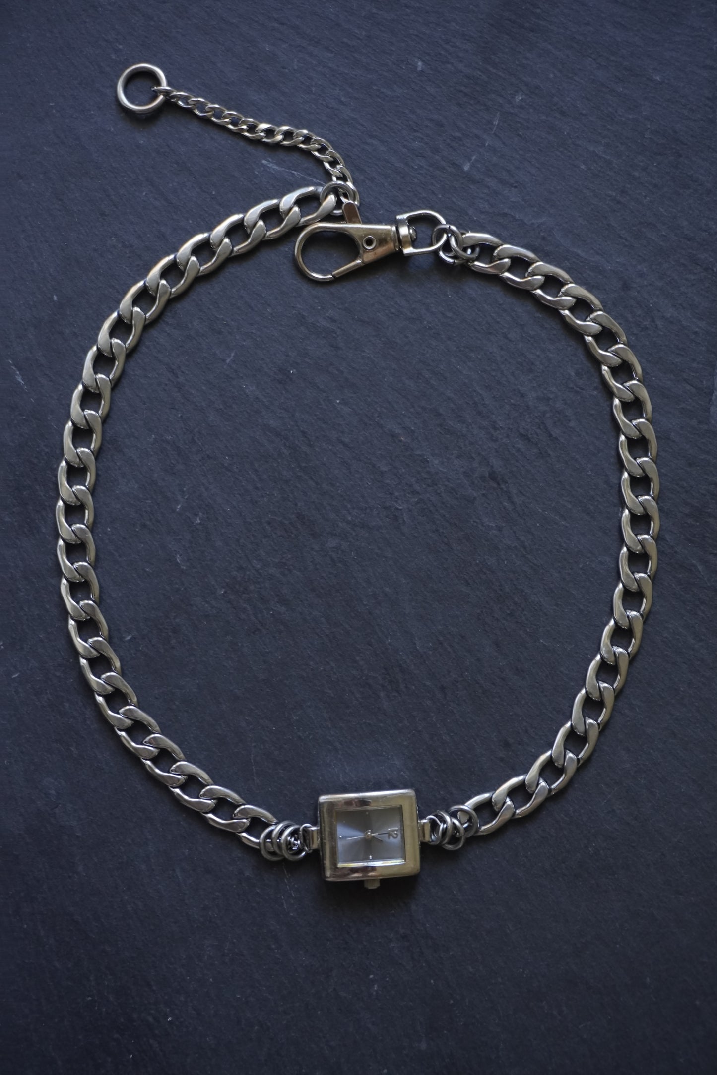 LA HORA chain IV