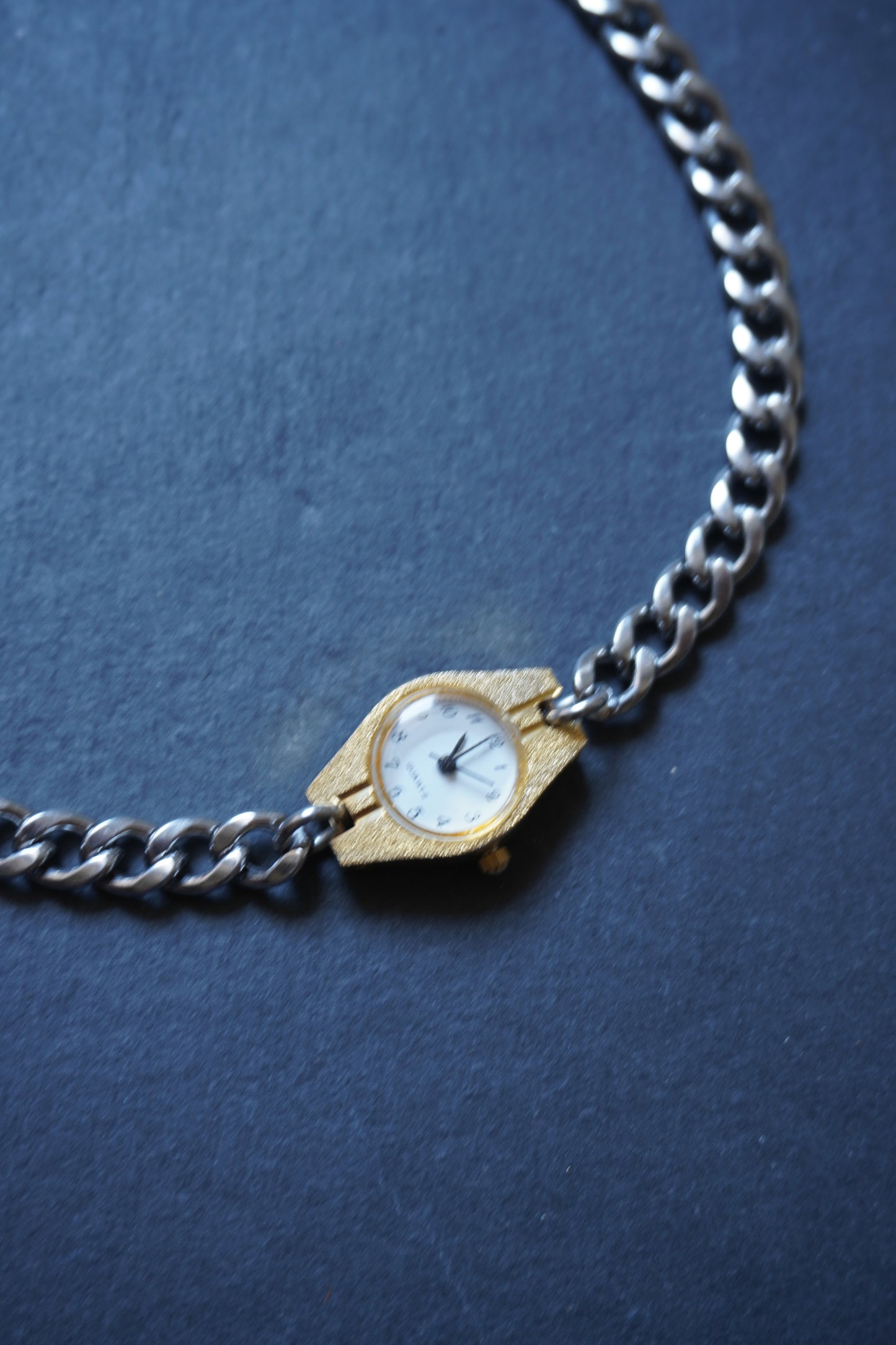 LA HORA chain IV