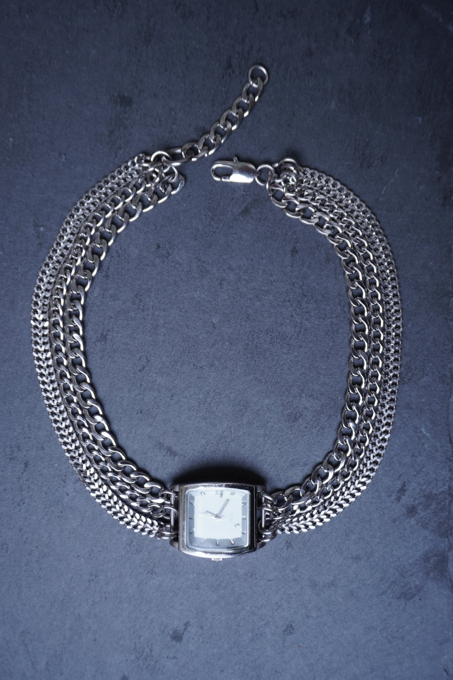 LA HORA chain VI